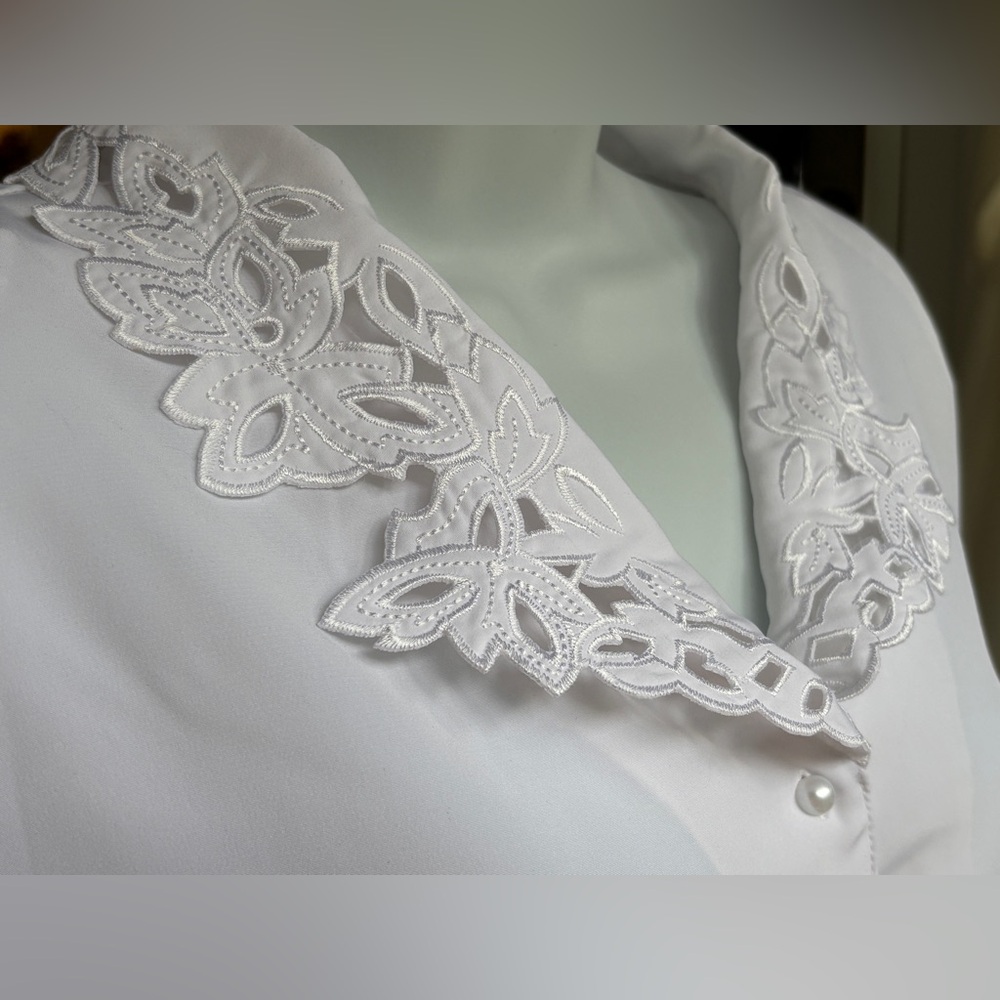 True Vintage 1980s Blouse Embroidered Lace Cut-Out Collar Pearl Buttons - XL
